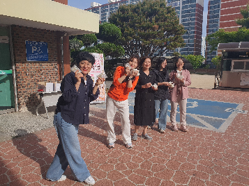 학부모회 등굣길 "사랑담은 떡 한입" 행사